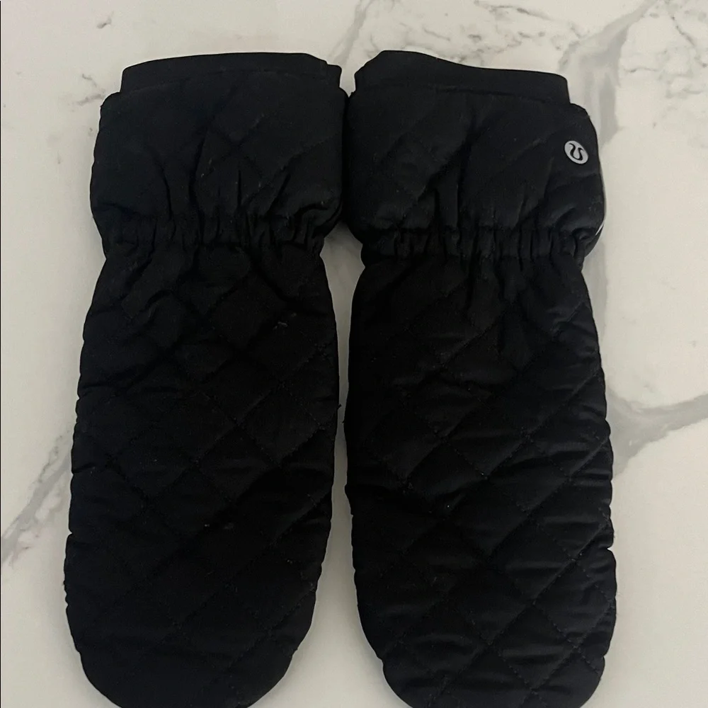 lululemon athletica Black Quilted Mittens - Picture 1 of 2